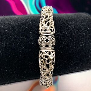 Floral Filigree Stretchable Silver-Tone Bracelet!